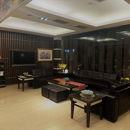 Young Soarlan Hotel - Тайнань Экстерьер фото