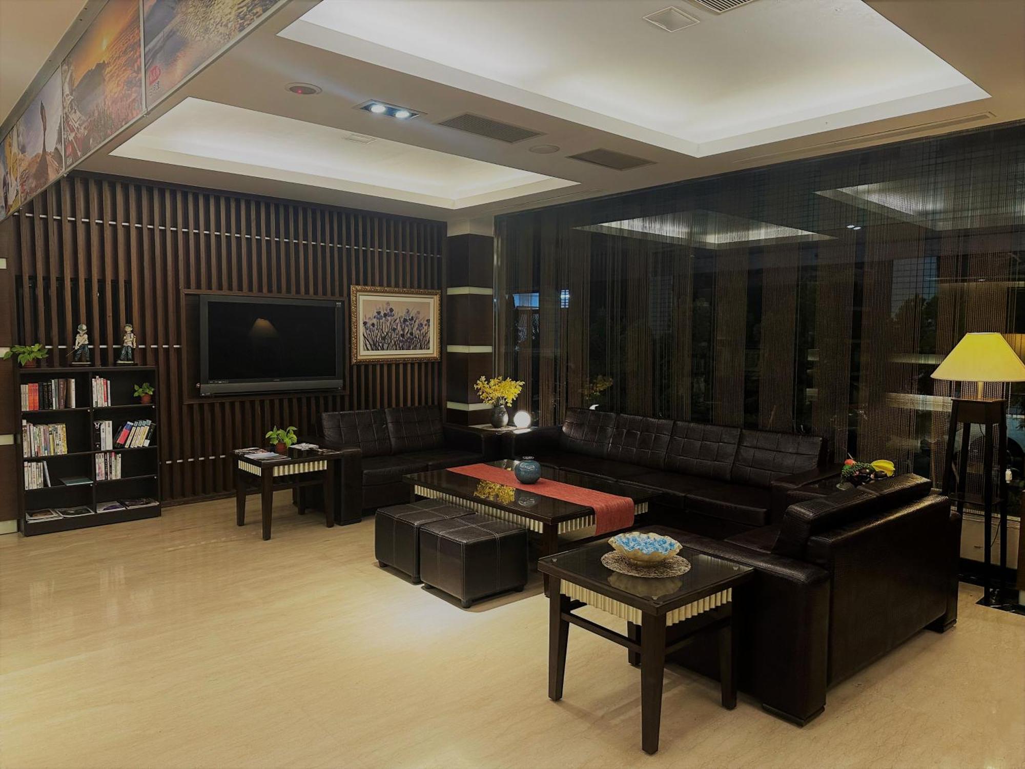 Young Soarlan Hotel - Тайнань Экстерьер фото
