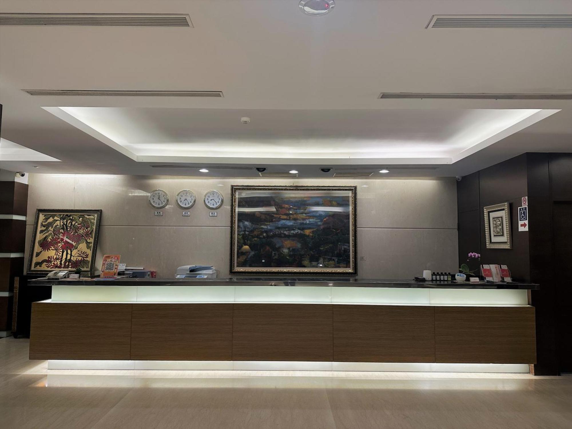 Young Soarlan Hotel - Тайнань Экстерьер фото