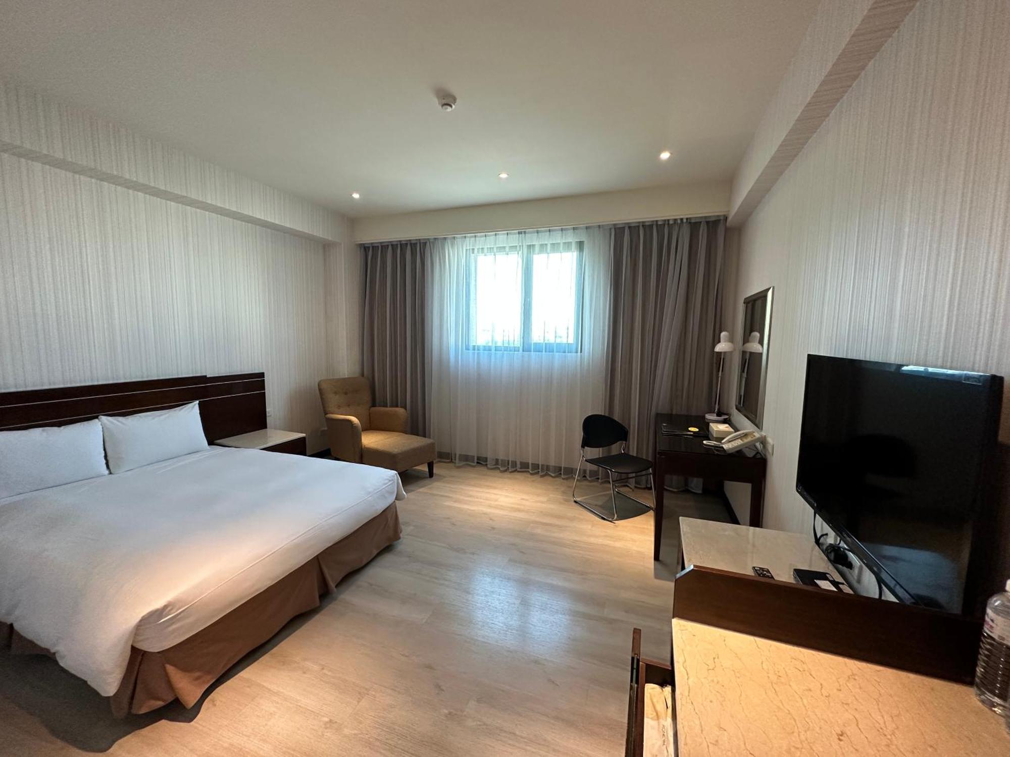 Young Soarlan Hotel - Тайнань Экстерьер фото