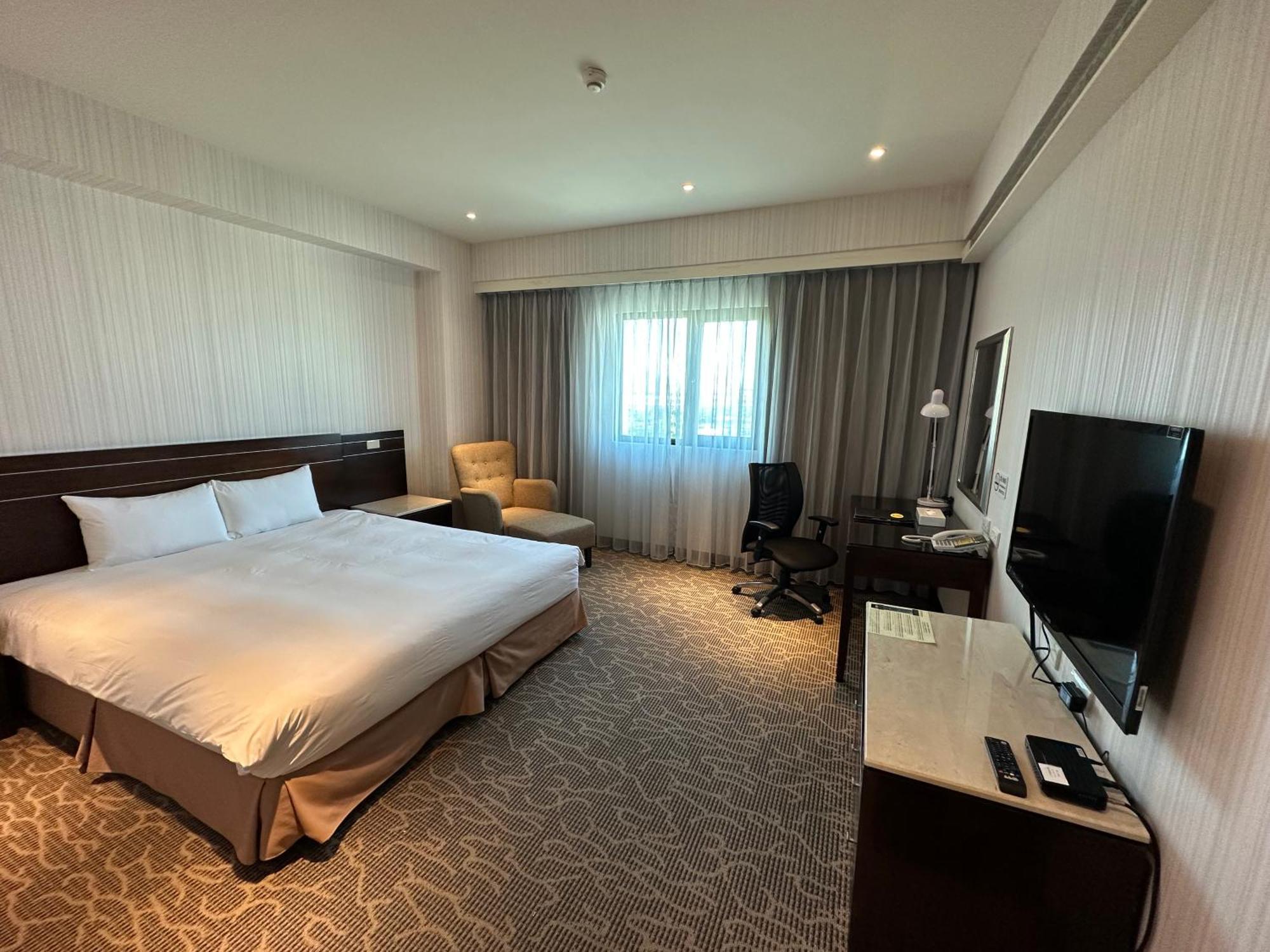 Young Soarlan Hotel - Тайнань Экстерьер фото