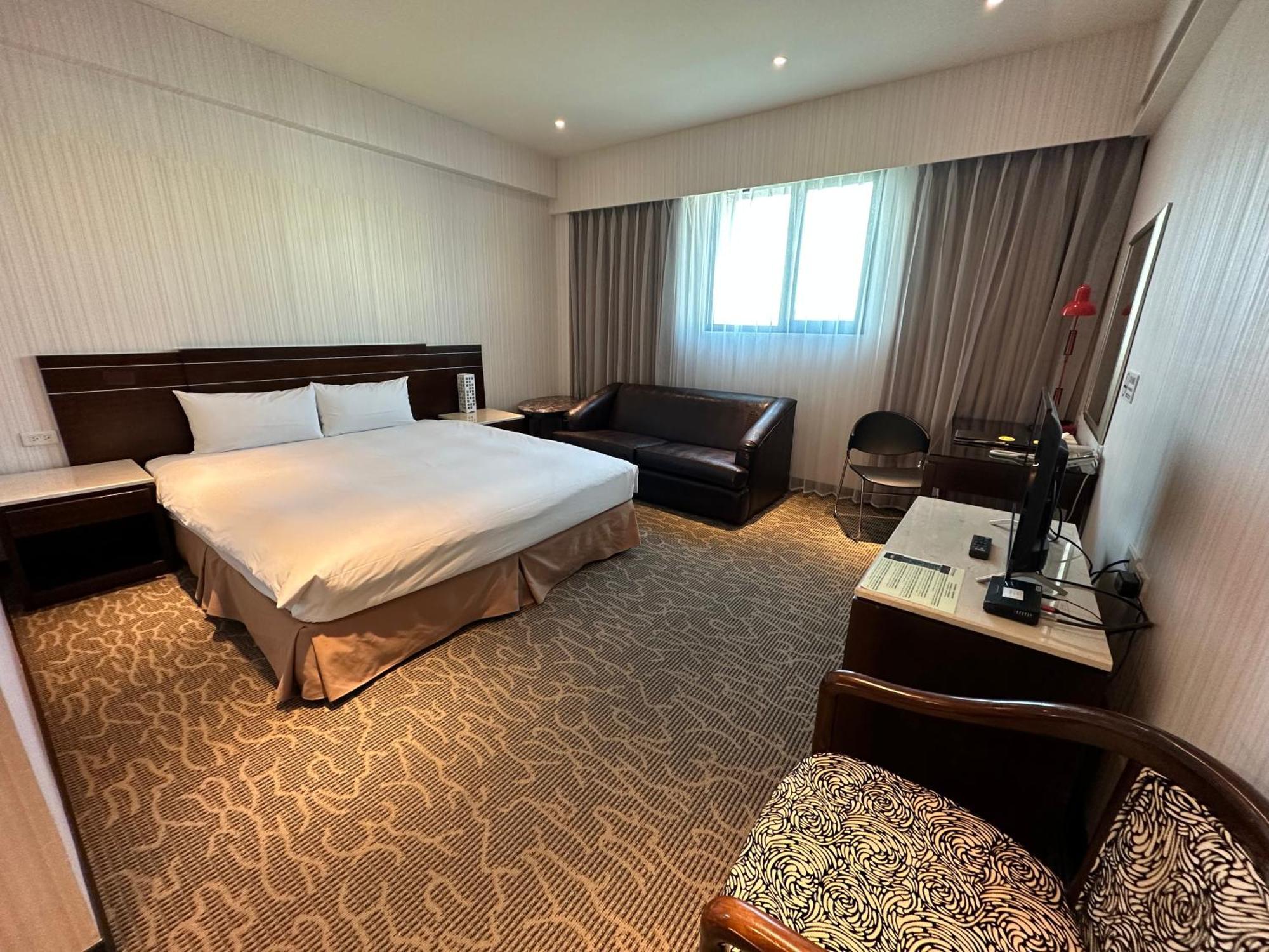 Young Soarlan Hotel - Тайнань Экстерьер фото