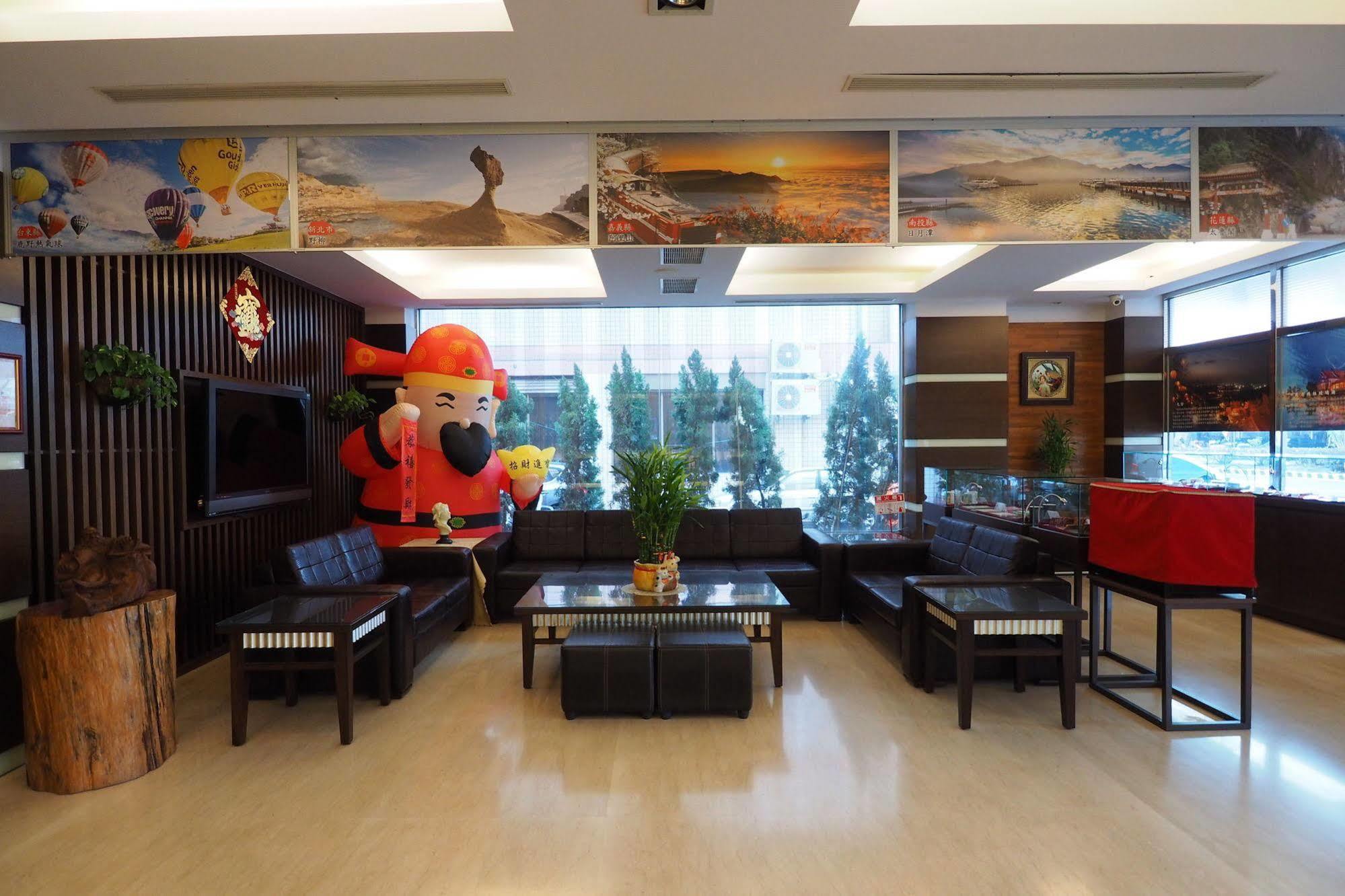 Young Soarlan Hotel - Тайнань Экстерьер фото