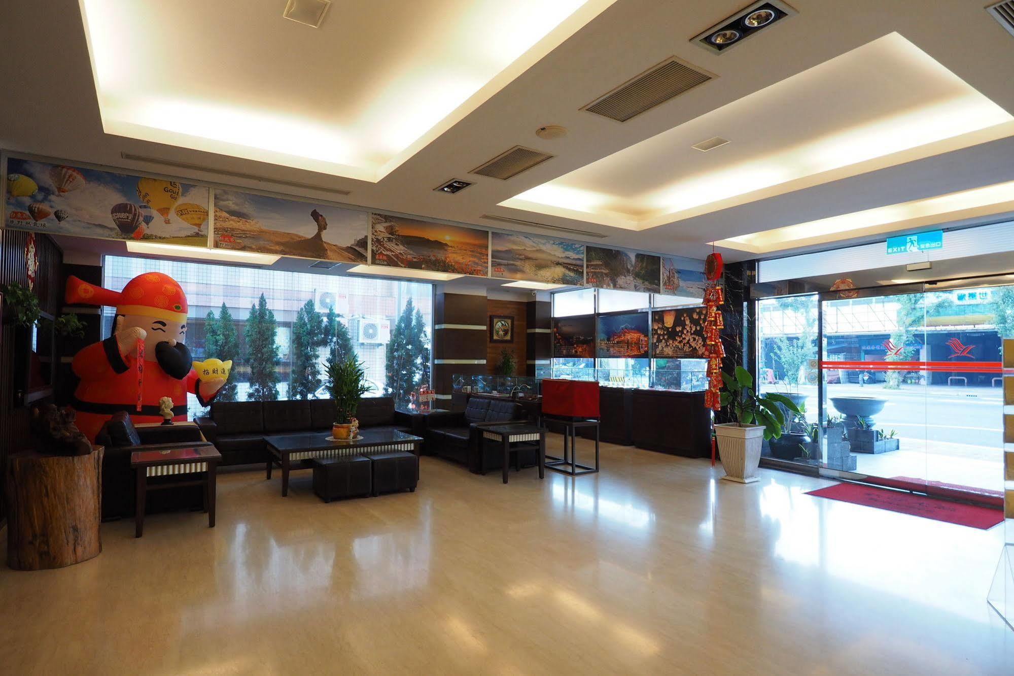 Young Soarlan Hotel - Тайнань Экстерьер фото