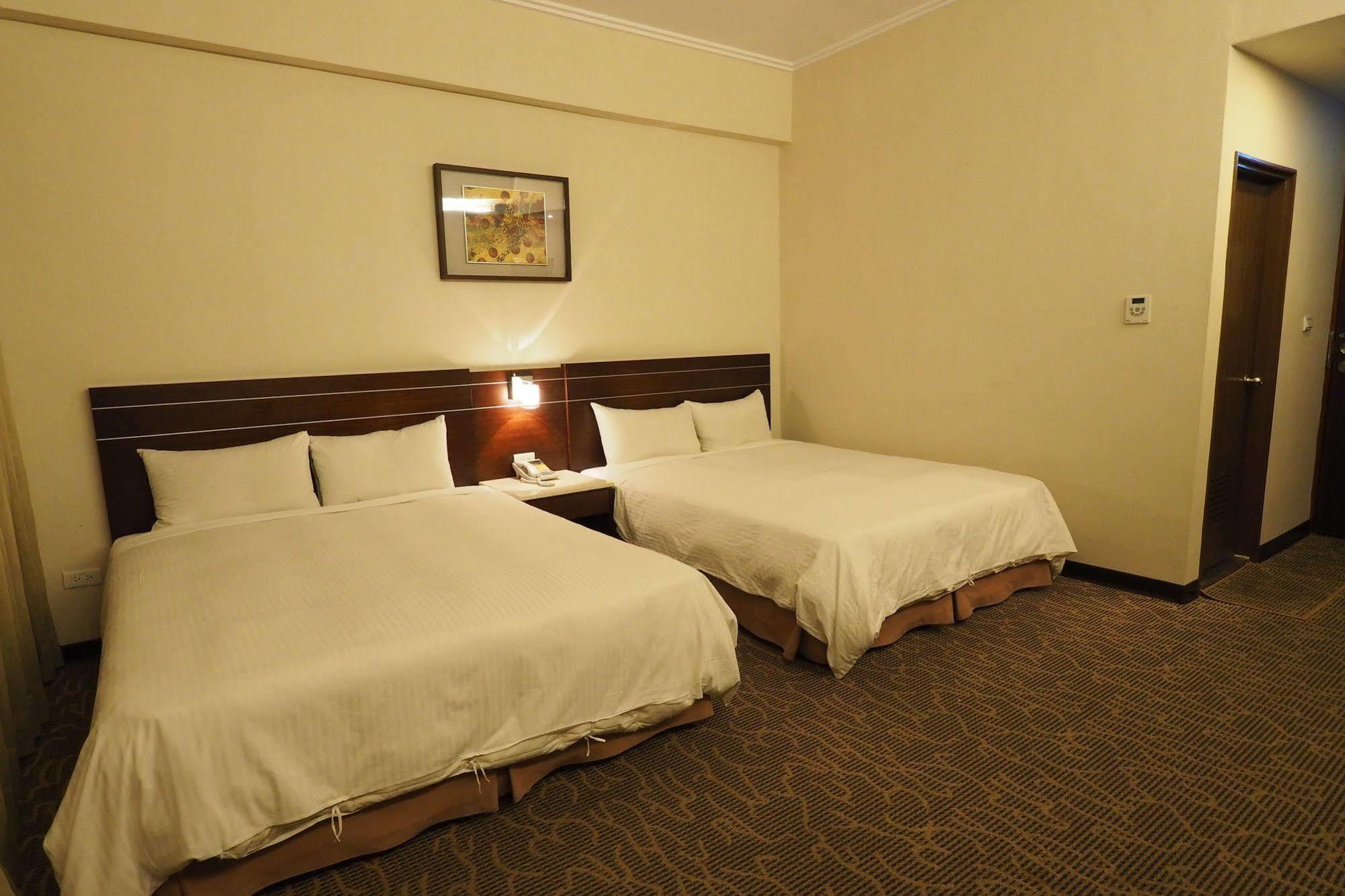 Young Soarlan Hotel - Тайнань Экстерьер фото